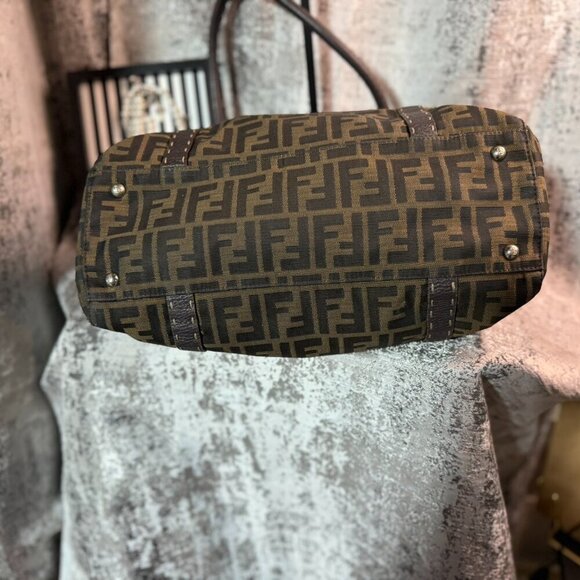 *Authentic* Fendi LINDA Tote - Picture 5 of 9